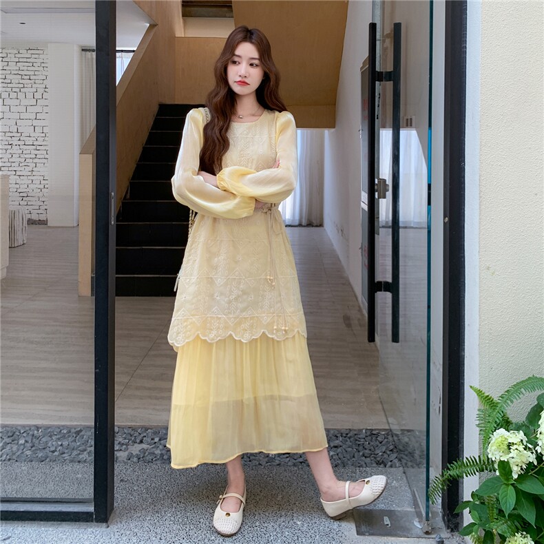 高级感文艺风蕾丝拼接黄色长袖连衣裙女春秋超火好看漂亮收腰长裙,女装连衣裙,2C158