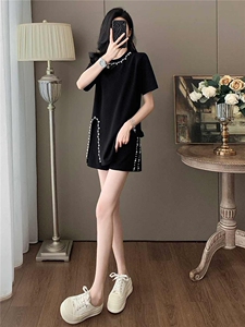 欧韩时尚套装女夏季新款圆领钉珠设计侧开叉不规则上衣短裤两件套图片