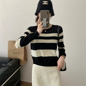 时尚百搭休闲条纹圆领针织衫优雅显瘦尽显女性魅力图片