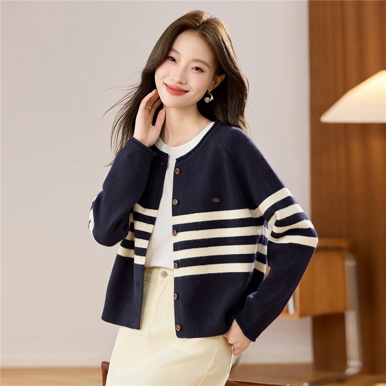 韩系学院风条纹长袖针织衫外套女春秋季新款小熊刺绣外搭毛衣开衫，女装羊毛衫，艾米