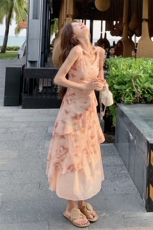 度假风粉色碎花吊带连衣裙女夏季新款修身显身材气质绝美无袖长裙，女装连衣裙，2D078