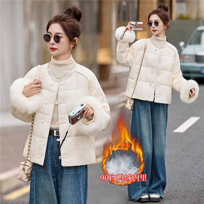 2025冬新款90白鸭绒新中式配真狐狸毛毛袖短款羽绒服外套，女装羽绒服，瑶迪依秀