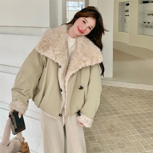8888白鸭绒加厚毛毛羽绒服女保暖卡其色羊羔毛领翻领p325 k528图片