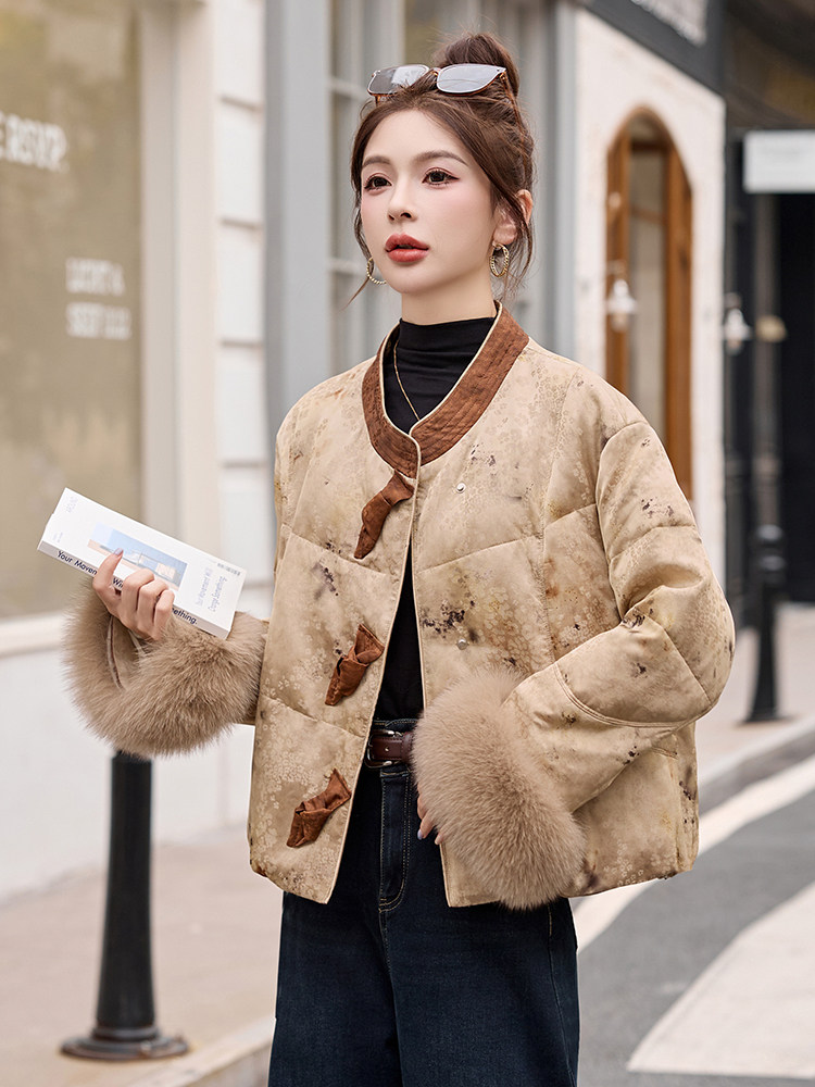 新中式国风羽绒服女2025冬季新款巨好看的高端短款狐狸毛保暖外套,女装羽绒服,依如秀(原杭风阁)