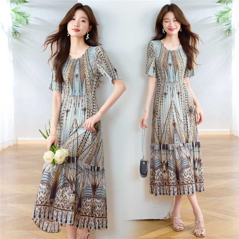 复古印花压褶连衣裙女2025夏季新款洋气修身显瘦巨好看度假风裙子，女装连衣裙，布芭啦