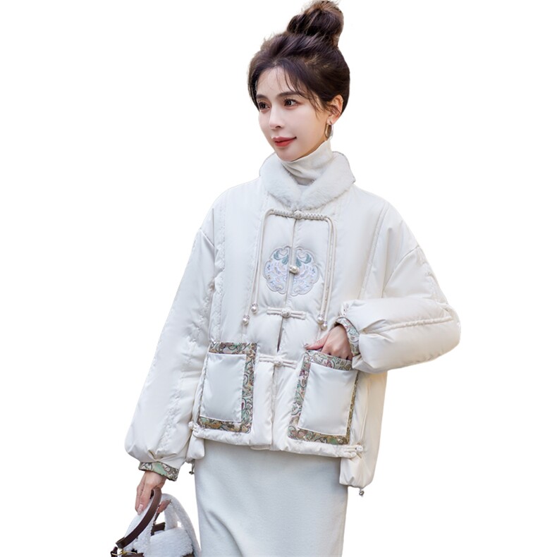 现货2023新中式刺绣羽绒服毛毛立领宽松白鸭绒短外套小香风上衣,女装羽绒服,仟媚宠
