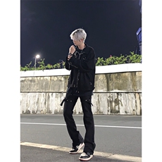 黑色