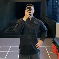 黑色