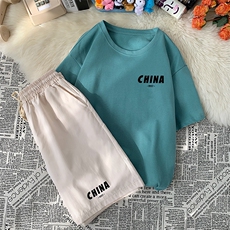绿衣卡其裤