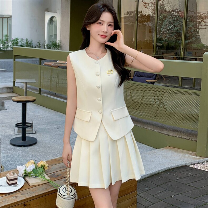 2025年夏季新款时尚舒适修身百褶短裙两件套,女装套装/套裙,心心服饰