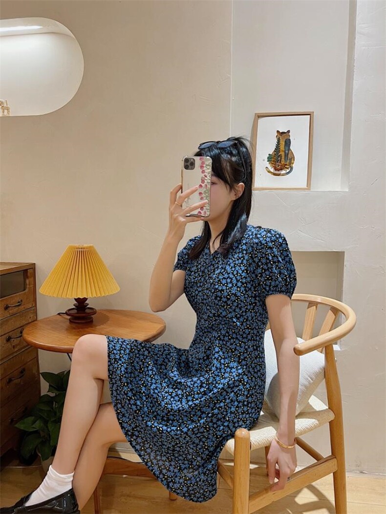 前侧两边抽皱碎花连衣裙，女装连衣裙，玩美