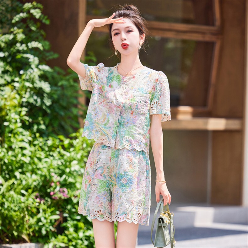2024夏装新款刺绣镂空两件套女时尚修身印花短裤套装,女装套装/套裙,铭街依杨