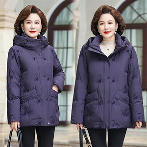 中年妈妈洋气羽绒服中年女新冬装白鸭绒棉袄中老年连帽外套时尚图片