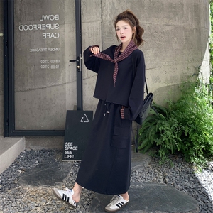 休闲减龄穿搭黑色卫衣套装女春秋2025超火好看高级感半身裙两件套图片