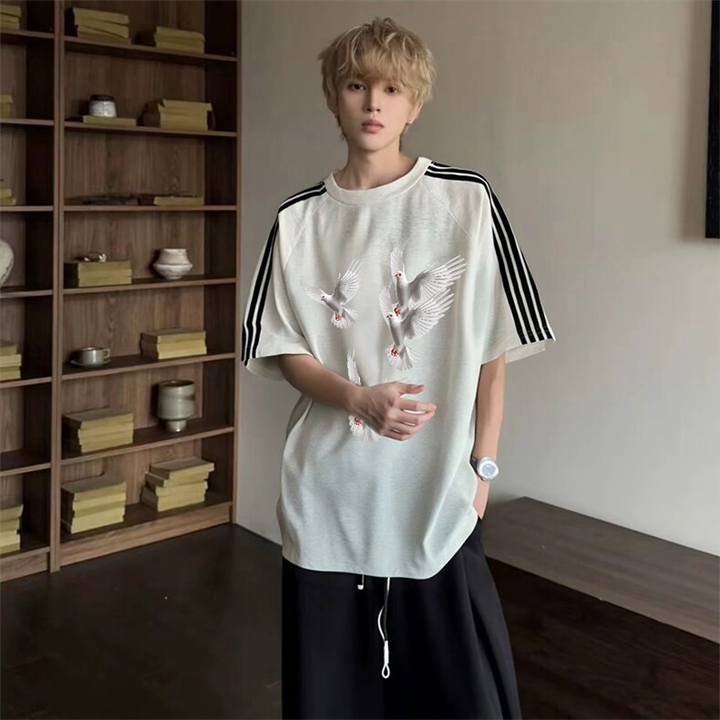 抖音得物品质二开240克宽松纯棉美式潮牌印花三条杠中性风短袖T恤图片
