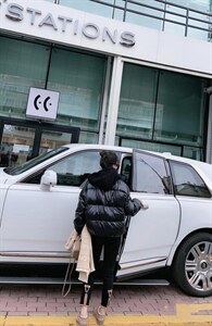 2021冬季新款新款时尚休闲宽松连帽防羊羔毛拉链羽绒服图片