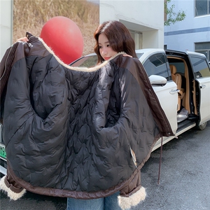 超柔PU 皮白鸭绒羽绒内胆羊羔毛领羽绒服  1D066-99846-P285-K385图片
