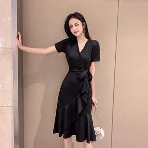 黑色连衣裙女2021新款冬季v领显瘦赫本风小黑裙气质裙子图片