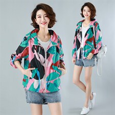 2022年夏季宽松型薄款通勤拉链连帽长袖抽图案防晒服外套，女装防晒衣，依倍林