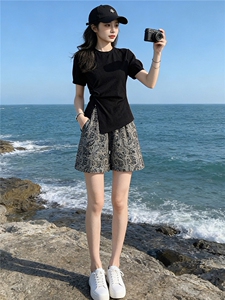 高级感时尚潮流套装女夏新款显瘦圆领开叉上衣阔腿提花短裤两件套图片