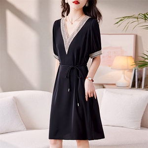 高端欧货黑色连衣裙女夏季时尚气质宽松显瘦v领休闲茶歇法式裙图片