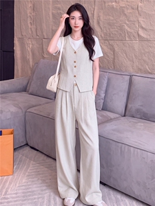 高级感休闲运动套装女春款圆领马甲上衣内搭白色T恤阔腿裤三件套图片 高级感休闲运动套装女春款圆领马甲上衣内搭白色T恤阔腿裤三件套图片