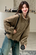 户外风高级咖色宽松冲锋衣女2025春秋独特漂亮超好看短款外套上衣，女装短外套，2D143