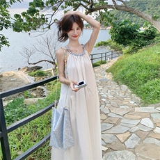 白色褶皱吊带连衣裙高级感显瘦独特漂亮减龄显瘦夏日氛围感小裙子，女装连衣裙，艾米莉亚
