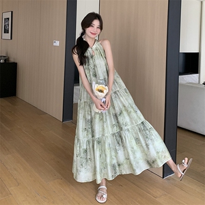 新中式国风挂脖碎花连衣裙女2025夏季新款复古轻熟风气质露肩长裙