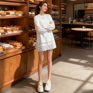 女秋季潮流时尚套装宽松显瘦圆领镂空拼接花边上衣牛仔短裤两件套图片