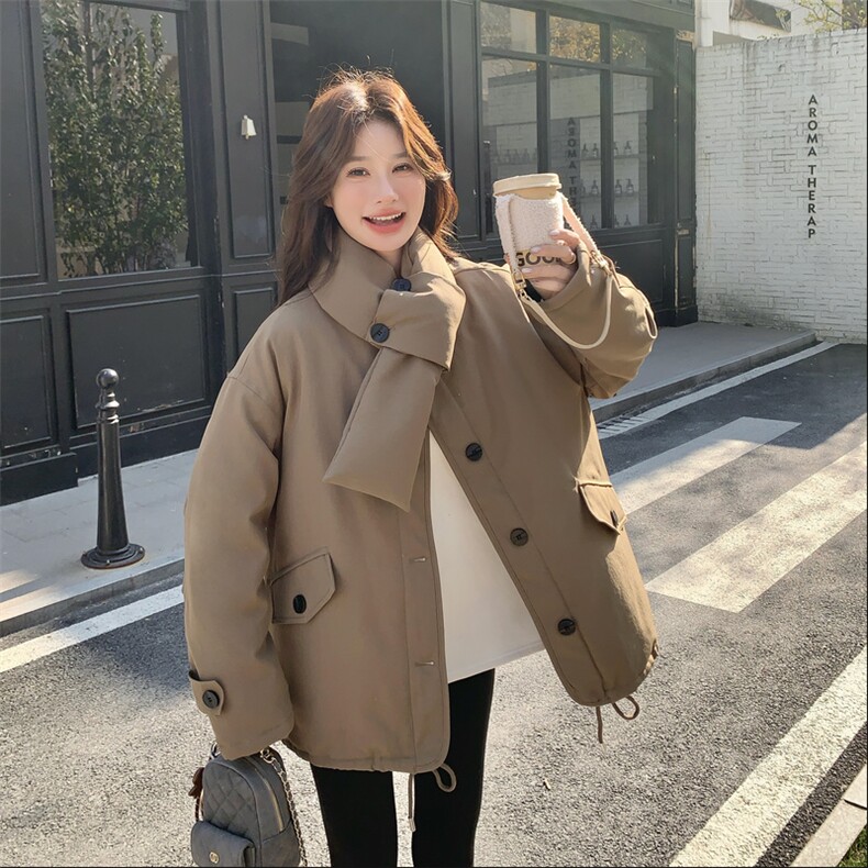 驼色立领羽绒服女2025冬季中长款宽松纽扣装饰保暖外套上衣配围脖,女装羽绒服,艾米莉亚