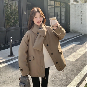 驼色立领羽绒服女2025冬季中长款宽松纽扣装饰保暖外套上衣配围脖,白色马靴搭配什么颜色的羽绒服图片