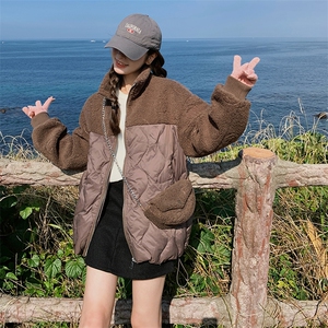 时尚咖色羊羔毛拼接保暖羽绒服女2025冬季新款显瘦加厚白鸭绒外套图片
