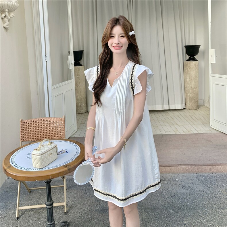 2026新款奶黄色撞色刺绣飞飞袖连衣裙女夏日小众设计感减龄A字裙,女装连衣裙,艾米莉亚