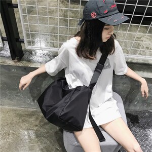 瑜伽包防水！强推！(可参与满减)新款潮简约纯色单肩斜挎旅行包大容量运动包健身包瑜伽包图片