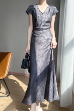 V领连衣裙女2025夏季新款漂亮穿搭女装今年流行爆款法式长裙子，女装连衣裙，圣丽羊绒