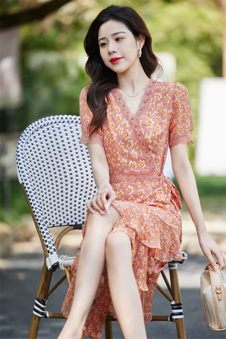 法式赫本碎花雪纺连衣裙2023新款夏季短袖V领系带中长裙,女装连衣裙,贵人树