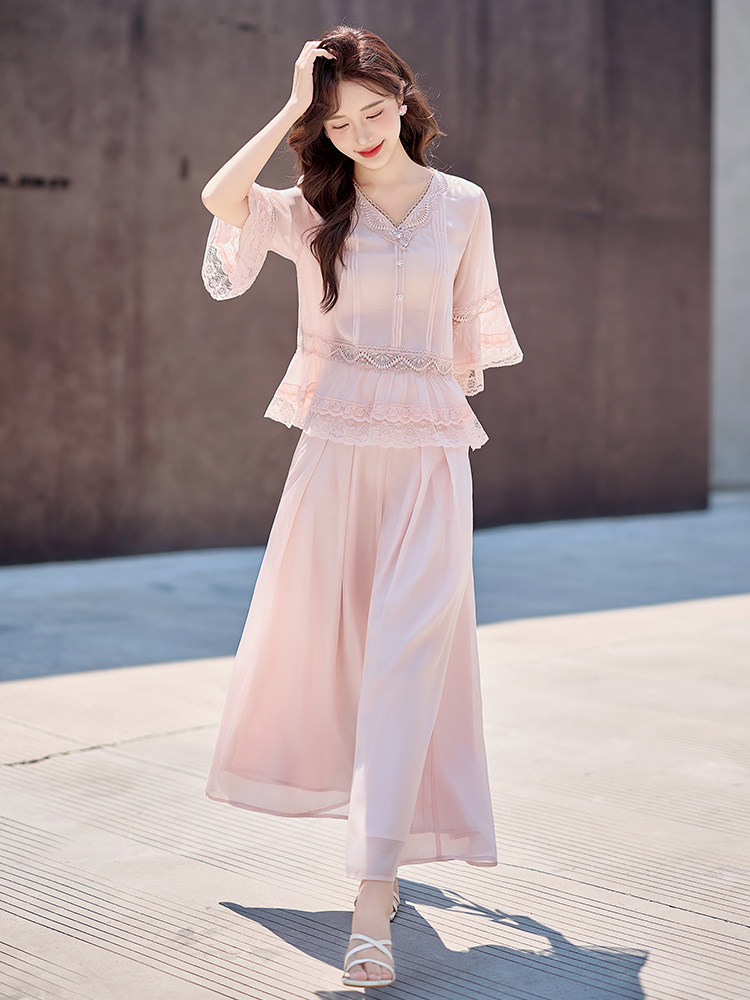 粉色洋气温柔套装女2026夏新款喇叭袖蕾丝拼接上衣阔腿裤裙两件套,女装套装/套裙,水衣源
