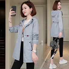 有现货时尚减龄个性百搭甜美可爱舒适百搭时尚潮流干净利落连帽，女装风衣，依万里