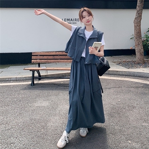 灰蓝色工装半身长裙子套装女夏季2025新款时尚休闲马甲T恤三件套图片