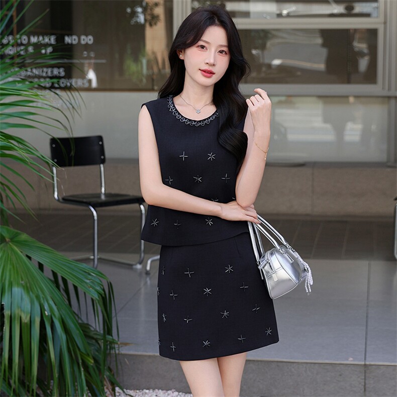 刺绣灰色无袖马甲背心半身裙套装女夏巨好看两件套小众设计感爆款,女装套装/套裙,心心服饰