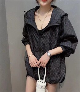 新款时尚休闲小英文字母连帽防晒衣图片