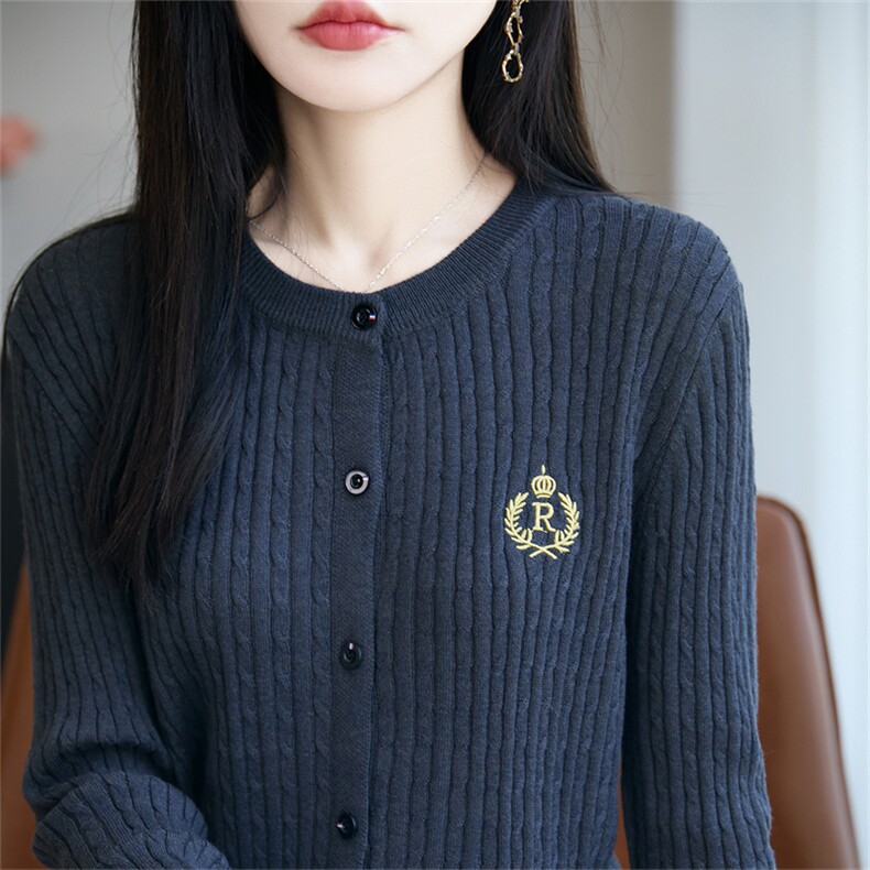 法式复古麻花针织开衫女短外套2025新款精纺绞花刺绣长袖打底毛衣,针织衫/毛衣,郡淞羊绒