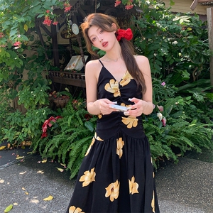 度假风黑色吊带连衣裙女2025夏季新款法式高级感收腰显瘦印花长裙图片