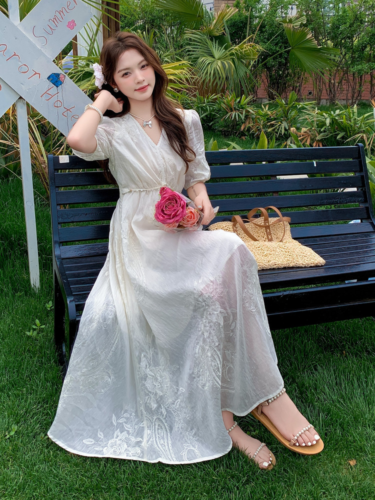 新中式法式V领高级感刺绣连衣裙女米色温柔度假风绝美初恋茶歇裙,女装连衣裙,浙宝208A