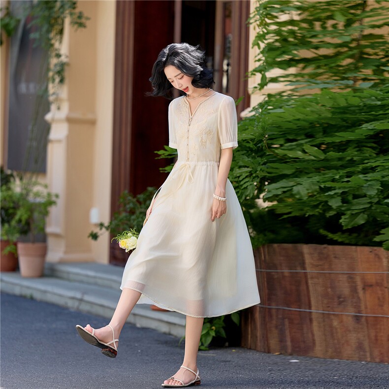 气质贵夫人刺绣天丝连衣裙女2026夏季新款高级感时尚巨好看收腰裙,女装连衣裙,水衣源