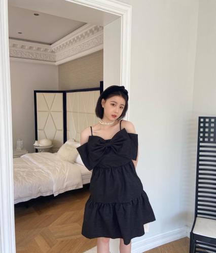 黑色长款蝴蝶结浮雕连衣裙图片