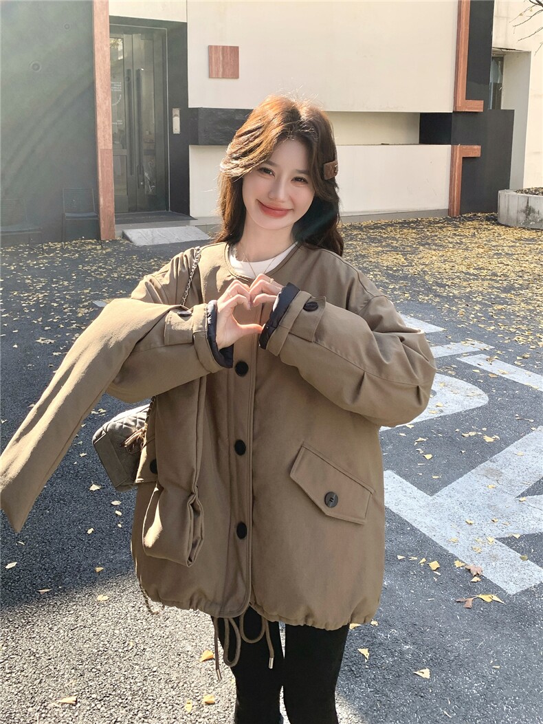 驼色立领羽绒服女2025冬季中长款宽松纽扣装饰保暖外套上衣配围脖,女装羽绒服,艾米莉亚