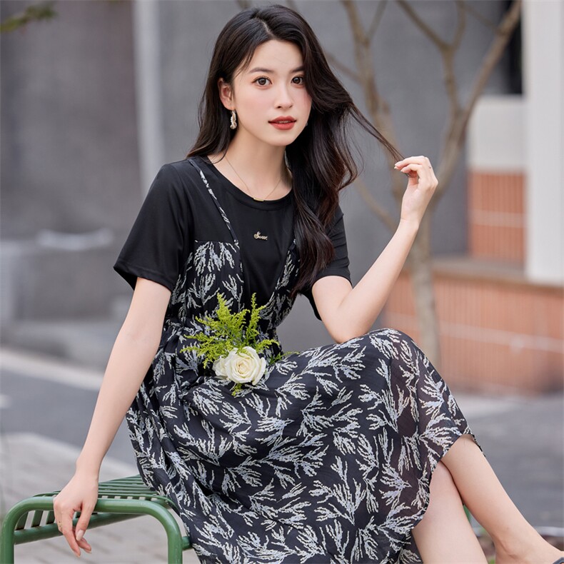 现货2024夏季新款腰间抽绳修身显瘦减龄拼接吊带假两件连衣裙,女装连衣裙,深水步