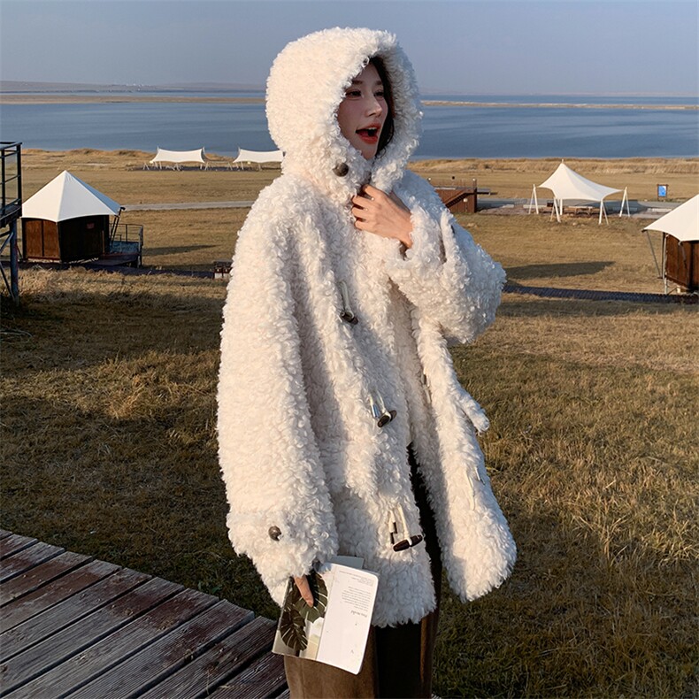 白色连帽羊羔毛外套女冬季小个子牛角扣韩系保暖加厚皮毛一体大衣，女装羊羔毛/颗粒绒，维壹
